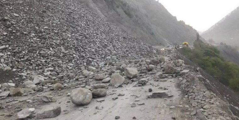 Srinagar-Jammu highway shut due to heavy snowfall, landslides